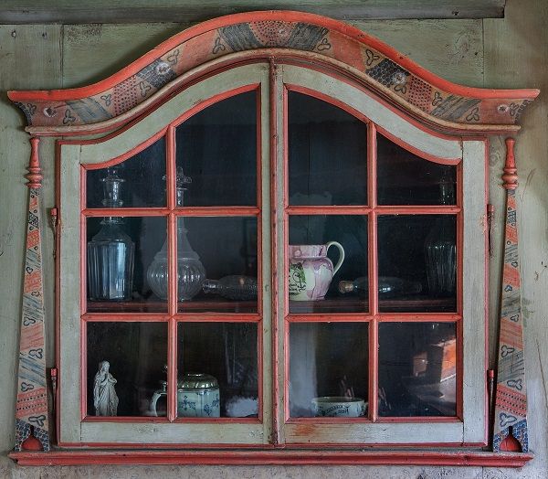 Indbygget skab i dagligstuen på Museumsgården 