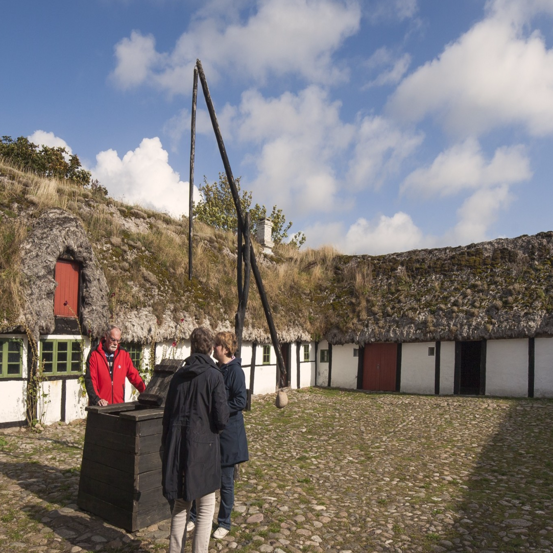 Gårdspladsen på Museumsgården med vippebrønden