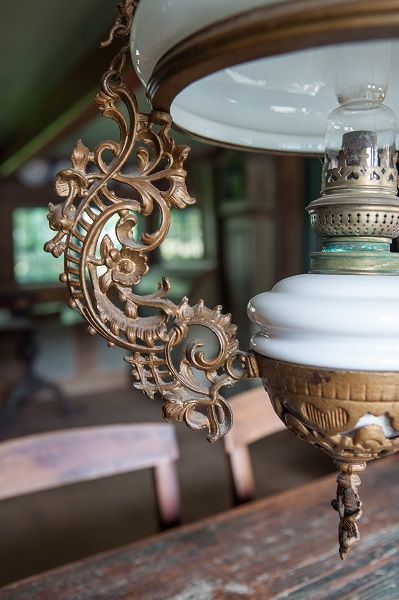 Petroleumslampe i dagligstuen på Museumsgården