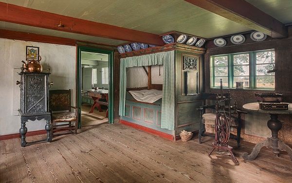 Dagligstuen med alkove og bilæggerovn på Museumsgården