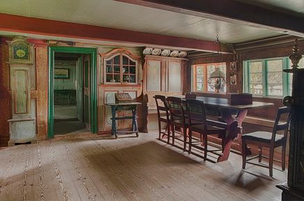 Dagligstuen med spisebord på Museumsgården