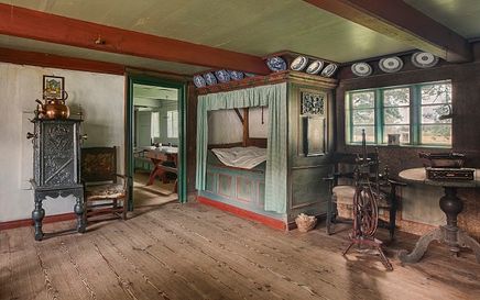 Dagligstuen med alkove og bilæggerovn på Museumsgården