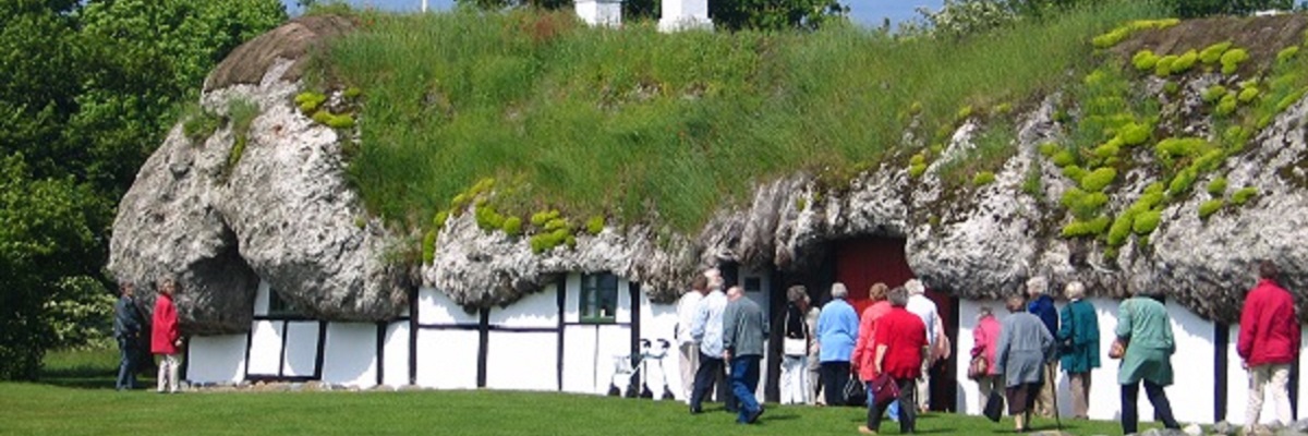 Öffnungszeiten des Læsø Museums und der verschiedenen Einrichtungen, wie z. B. hier auf dem Bild der Museumshof mit dem großen Tangdach